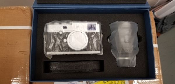 В сети появились фото первой распаковки камеры Zenit M