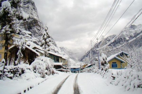 Сильный снегопад в Гималаях заблокировал на дороге 1,5 тыс. туристов