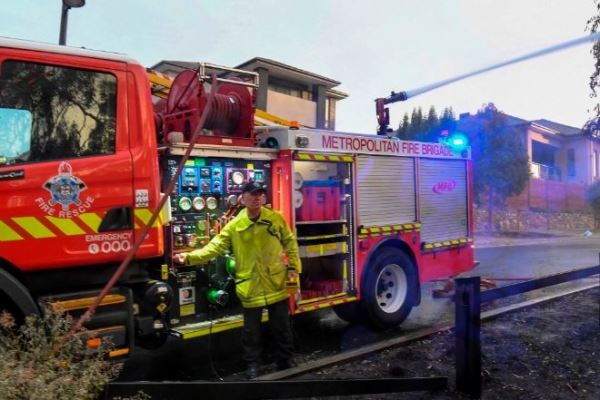На Юге Австралии пожар вышел из-под контроля: 2 человека погибли, 5 пропали без вести