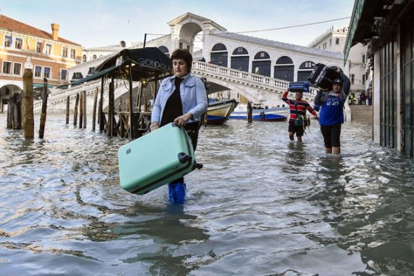 Венеция снова ушла под воду: прилив достиг 144 см