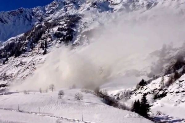 В итальянских Альпах сошла большая лавина: 3 человека погибли