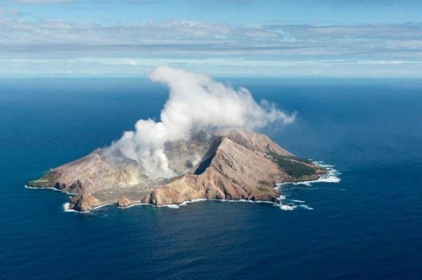Число погибших после извержения вулкана в Новой Зеландии  достигло 19