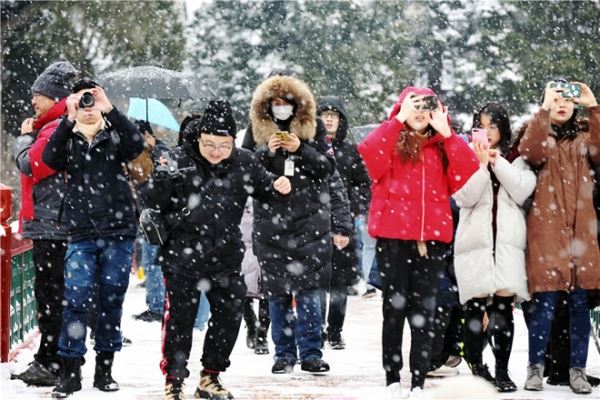 Снегопад вызвал транспортный коллапс в Пекине