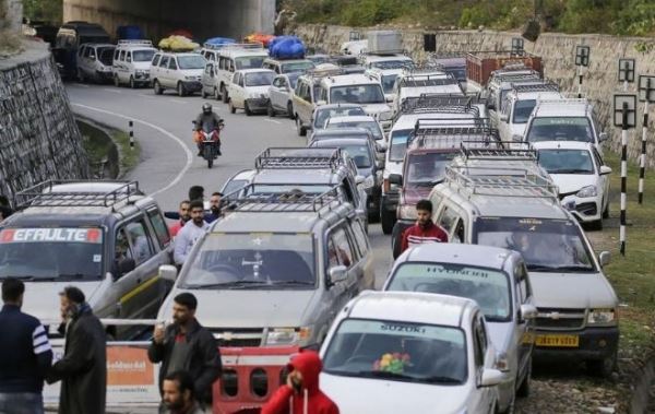 Оползень в индийском штате Кашмир заблокировал на трассе 8 тыс. автомобилей