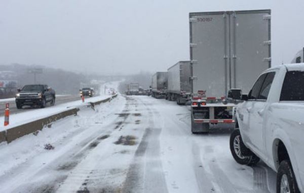 Зимний шторм в США вызвал десятки аварий на дорогах: погибли 4 человека