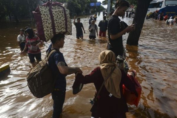 Число жертв наводнения в Индонезии достигло 60 человек
