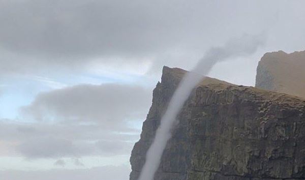 На Фарерских островах был замечен «перевернутый водопад»