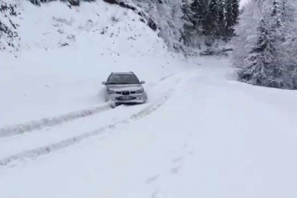 Снежные заносы В Черновицкой области заблокировали более 10 автомобилей