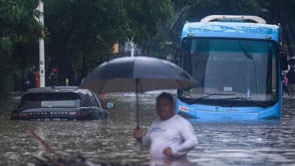 Столицу Индонезии Джакарту захлестнул потоп: 4 человека погибли 