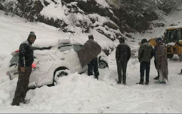 Из-за сильного снегопада и дождей на севере Индии закрыли около 500 дорог