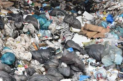 Во Франции вернули 10 тонн незаконно выброшенного мусора его "владельцу" 
